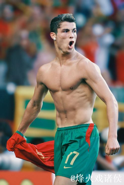 世俱杯梦想!查洛巴晒球场内躺卧照:盼望喜乐,坚韧前行 世俱杯梦想!查洛巴晒球场内躺卧照:盼望喜乐,坚韧前行