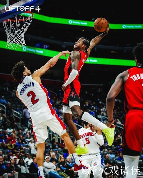 贾文特-格林抢断普里查德后，隔着怀特完成震撼单手扣篮